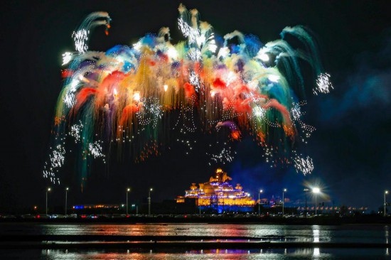 天津市濱海新區泰達航母主題公園上演焰火秀表演，為游客呈現節日視覺盛宴。（杜鵬輝 攝）