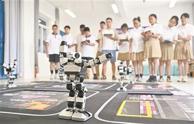 在廣西柳州市第八中學南校區人工智能課堂上，科創老師帶領學生操控智能機器人。新華社發（黎寒池攝）