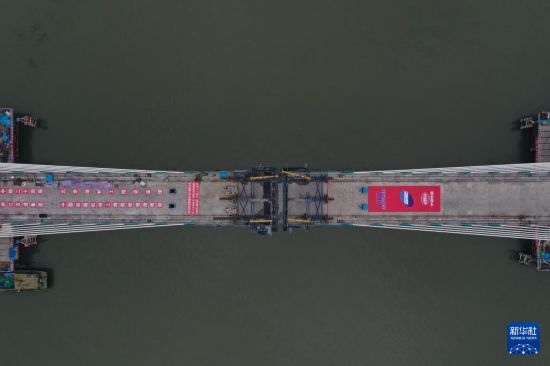 6月4日拍攝的由中鐵二十四局承建的金建高鐵新安江特大橋合龍部位（無人機照片）。新華社記者 黃宗治 攝