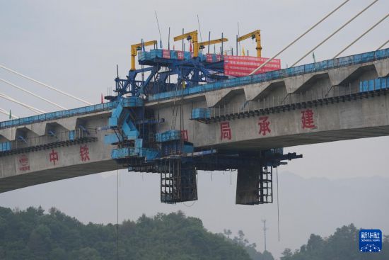 6月4日拍攝的金建高鐵新安江特大橋合龍部位。新華社記者 黃宗治 攝