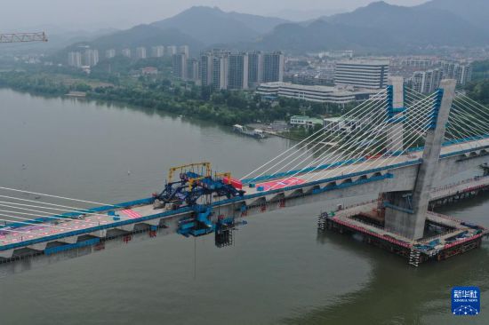 6月4日拍攝的由中鐵二十四局承建的金建高鐵新安江特大橋（無人機照片）。新華社記者 黃宗治 攝