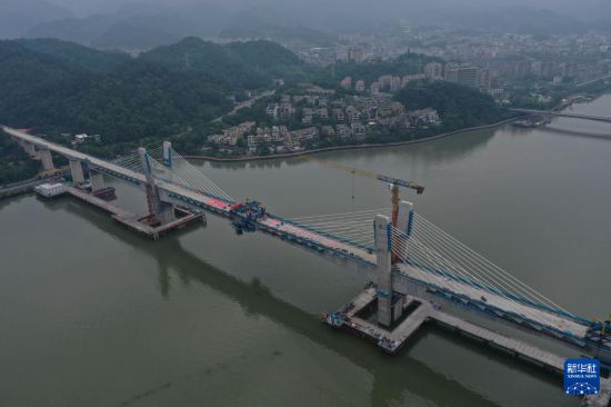6月4日拍攝的由中鐵二十四局承建的金建高鐵新安江特大橋（無人機照片）。新華社記者 黃宗治 攝