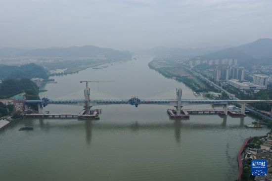 6月4日拍攝的由中鐵二十四局承建的金建高鐵新安江特大橋（無人機照片）。新華社記者 黃宗治 攝