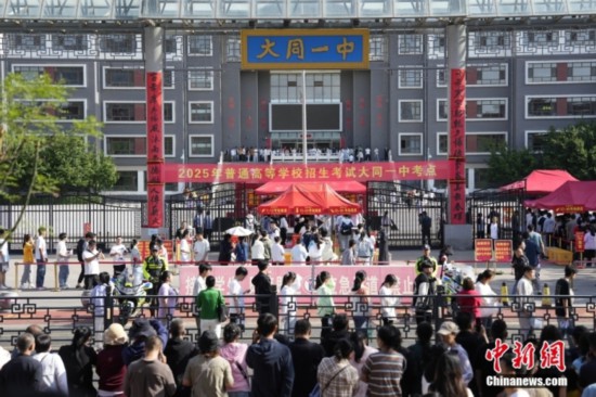 6月7日，山西大同，考生在大同一中考點排隊進入考點。中新社記者 趙文宇 攝