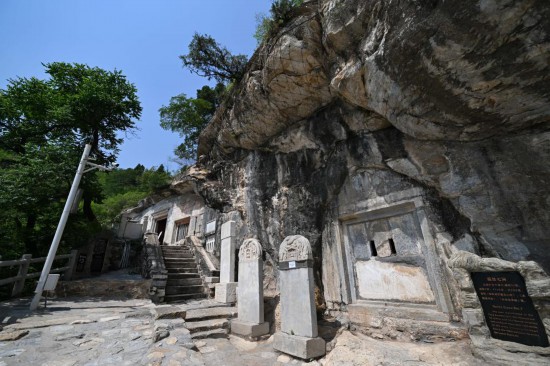 石經山上的藏經洞（無人機照片，5月16日攝）。新華社記者 陳鐘昊 攝