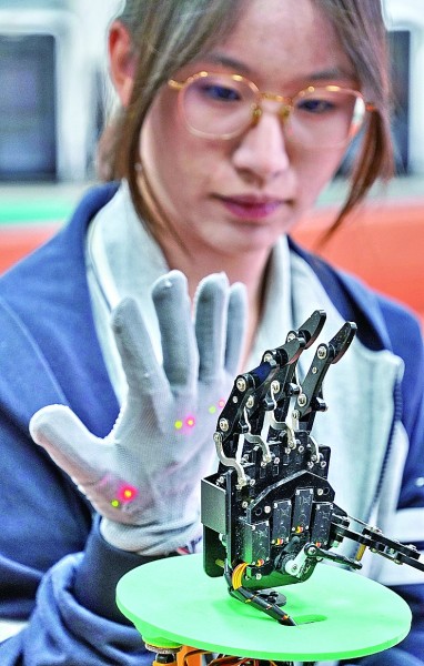 北京市第八十中學一位學生在展示她設計制作的仿生學設備。新華社發