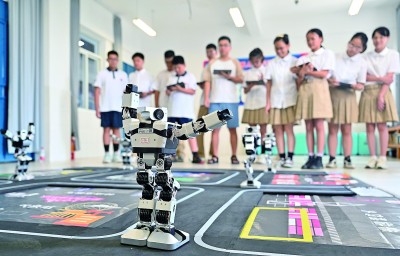 在廣西柳州市第八中學南校區人工智能課堂上，科創老師帶領學生操控智能機器人。新華社發