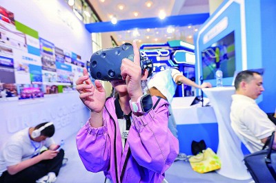 上海學生在體驗VR設備。光明圖片