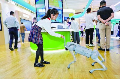 2025上海教育博覽會現場，學生與機器狗握手。顧超攝/光明圖片