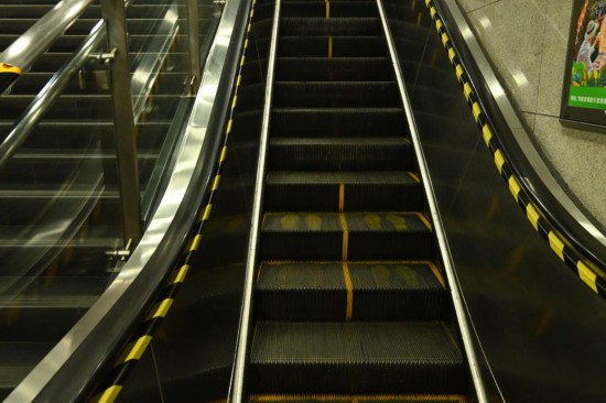 圖為北京市某地一處地鐵扶梯上的“黃色腳印”標識。新華社發