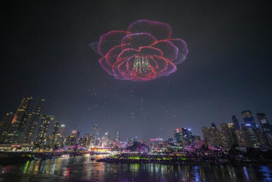 6月17日晚在重慶拍攝的無人機燈光秀表演。新華社記者黃偉 攝
