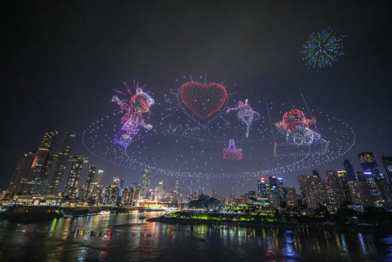 6月17日晚在重慶拍攝的無人機燈光秀表演。新華社記者黃偉 攝