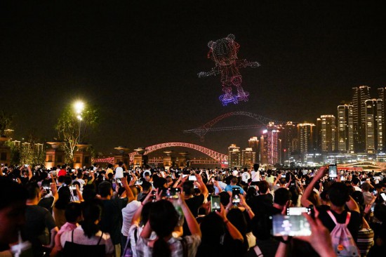 5月2日，游客在重慶朝天門廣場欣賞無人機燈光秀。新華社記者王全超 攝