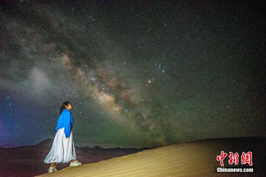 圖為6月20日晚，游客在西藏阿里暗夜公園與銀河“合影”。曹枝清 攝