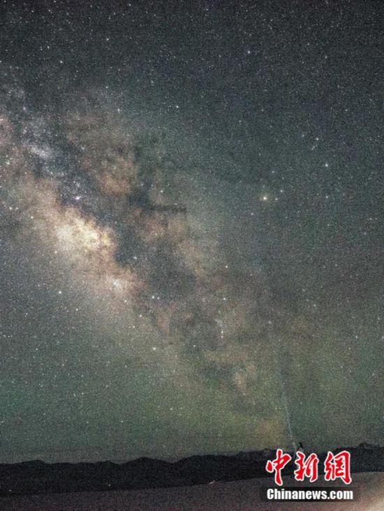 圖為6月20日晚游客在西藏阿里暗夜公園，與銀河“合影”。曹枝清 攝