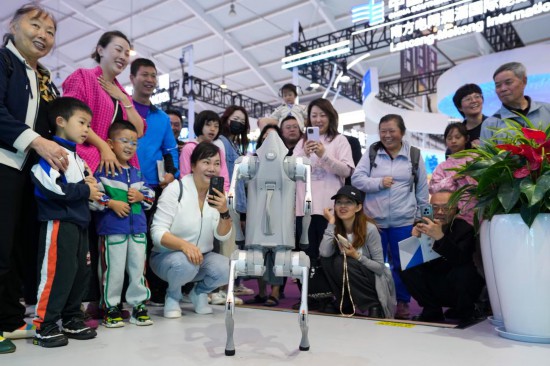 觀眾在第9屆中國—南亞博覽會上觀看機器狗表演。新華社記者陳欣波 攝