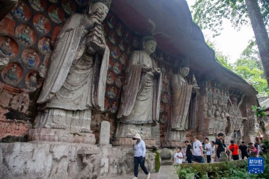   6月24日，游客在大足石刻景區參觀。    新華社記者 唐奕 攝