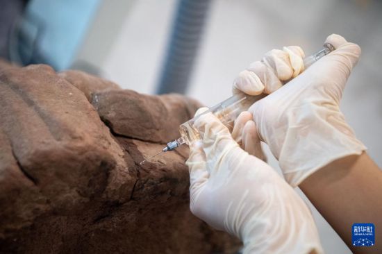   6月24日，在大足石刻文物醫院，工作人員對石質文物進行修復。    新華社記者 唐奕 攝