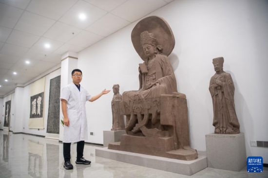  6月24日，在大足石刻文物醫院，工作人員介紹三維建模數字化還原的大足石刻摩崖造像。    新華社記者 唐奕 攝