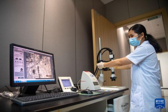   6月24日，在大足石刻文物醫院，工作人員采集石質文物的數字化信息。    新華社記者 唐奕 攝