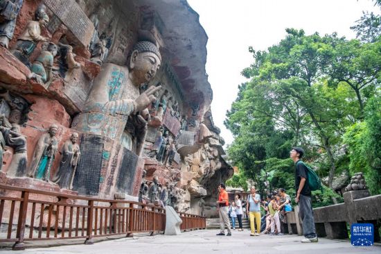   6月24日，游客在大足石刻景區參觀。    新華社記者 唐奕 攝