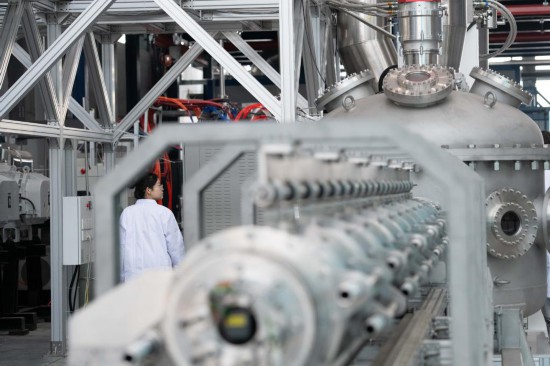 2025年1月14日，在位于中國安徽省合肥市的聚變堆主機關鍵系統綜合研究設施（CRAFT）園區內，科研人員在巡看強流直線等離子體裝置“赤霄”的運行狀態。新華社記者 張端 攝