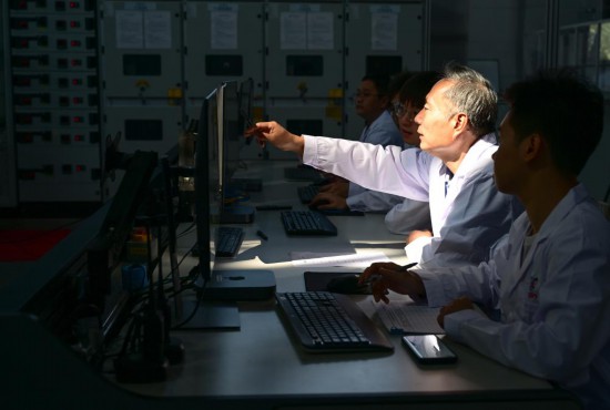 2025年6月18日，科研人員對“夸父”低雜波電流驅動系統進行調試。當日，由中國科學院合肥物質科學研究院等離子體物理研究所承擔的聚變堆主機關鍵系統綜合研究設施“夸父”（CRAFT）項目取得重要進展，該設施低雜波電流驅動系統通過專家組測試與驗收，系統全部實現國產化，性能達到國際領先水平。新華社記者 周牧 攝