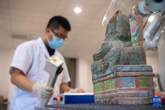   6月24日，在大足石刻文物醫院，工作人員對石質文物進行修復并采集數字化信息。    新華社記者 唐奕 攝