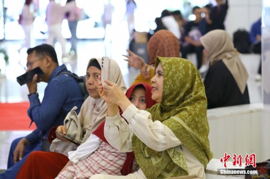 當地時間6月26日，旅客在印度尼西亞雅加達哈利姆高鐵站候車。