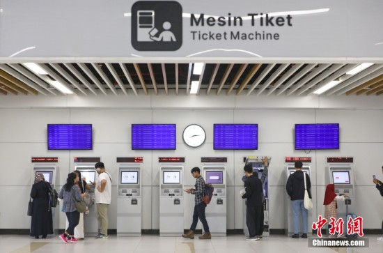 當地時間6月26日，旅客在印度尼西亞雅加達哈利姆高鐵站購票。