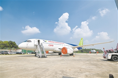  中國國產商用飛機C919大飛機在馬來西亞雪蘭莪州的蘇丹阿卜杜勒·阿齊茲·沙阿機場作靜態展示。 新華社發（張紋綜攝）