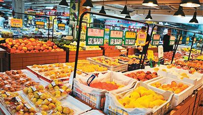 6月25日，在北京市朝陽區一家超市，水果琳瑯滿目。