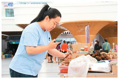 主播楊華芝正在直播賣菌。