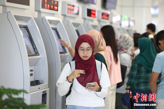 當地時間6月26日，旅客在印度尼西亞雅加達哈利姆高鐵站購票。