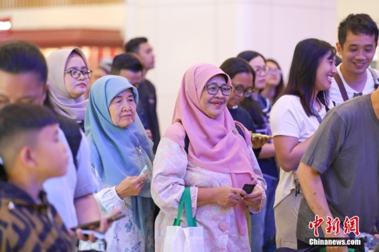 當地時間6月26日，旅客在印度尼西亞雅加達哈利姆高鐵站候車。