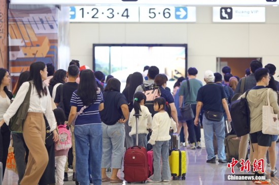 當地時間6月26日，旅客在印度尼西亞雅加達哈利姆高鐵站驗票進站。