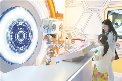 圖為觀眾觀看航天卡通角色——人工智能機器人星啟8號。本報記者 洪星攝