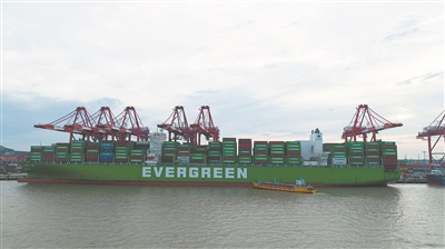 圖為我國全球首次船對船液態二氧化碳接卸現場。中船集團七一一所供圖