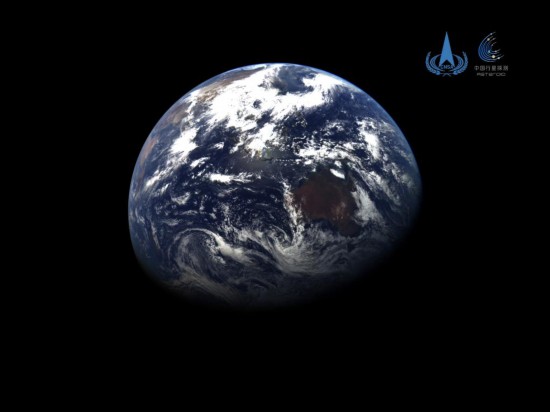 地球彩色圖，由天問二號探測器的窄視場導航敏感器于2025年5月30日13時拍攝，經輻射校正、紅綠藍（558-631nm、500-573nm、434-477nm）三波段圖像配準和彩色合成處理后制作而成。拍攝時器地距離約59萬千米。（國家航天局供圖）