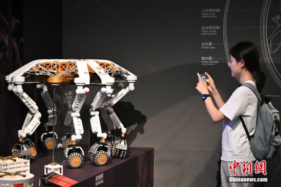 圖為參觀者在拍攝來自清華大學美術學院的模型《玉弓：月面多功能平臺概念設計》。中新社記者 田雨昊 攝