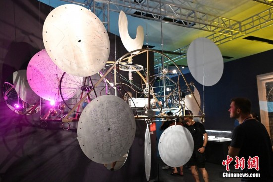 圖為參觀者在觀看來自瑞士的動態雕塑《巡星雕塑》。中新社記者 田雨昊 攝