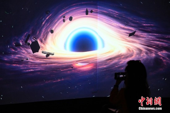圖為參觀者在拍攝三屏幕3D數字渲染影像《寒武紀》。中新社記者 田雨昊 攝