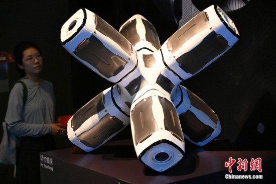 圖為參觀者觀看來自清華大學美術學院的模型《匯入銀河的水滴：太空游艇前瞻設計》。中新社記者 田雨昊 攝