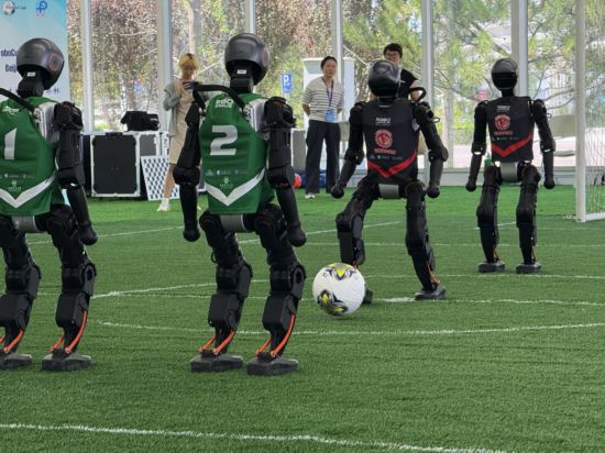 圖為7月5日國家速滑館人形機器人實訓基地舉辦第一場訓練賽，北京信息科技大學光熾隊VS中國農業大學山海隊現場賽況。新華社發