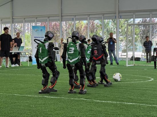 圖為7月5日國家速滑館人形機器人實訓基地舉辦第一場訓練賽，由北京信息科技大學光熾隊對陣中國農業大學山海隊現場賽況。新華社發