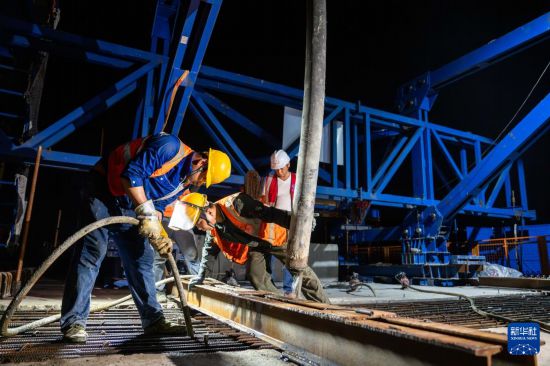 7月6日凌晨，在邵永高鐵跨S236省道大橋施工現場，中鐵五局工人進行連續梁合龍施工。新華社記者 陳思汗 攝