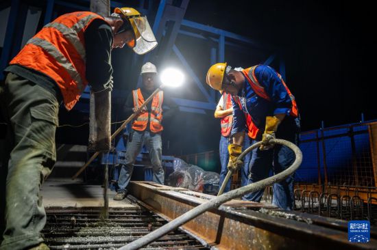 7月6日凌晨，在邵永高鐵跨S236省道大橋施工現場，中鐵五局工人進行連續梁合龍施工。新華社記者 陳思汗 攝