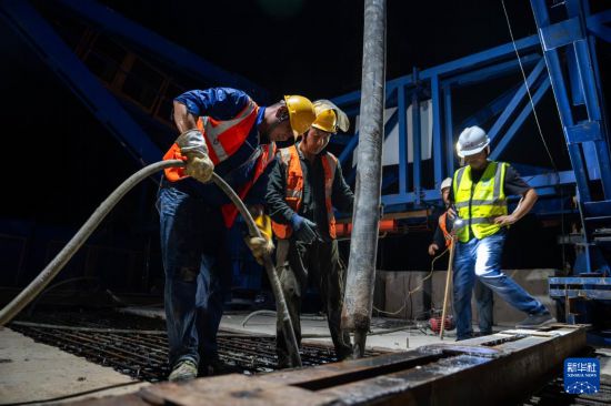 7月6日凌晨，在邵永高鐵跨S236省道大橋施工現場，中鐵五局工人進行連續梁合龍施工。新華社記者 陳思汗 攝