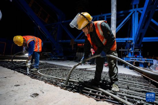7月6日凌晨，在邵永高鐵跨S236省道大橋施工現場，中鐵五局工人進行連續梁合龍施工。新華社記者 陳思汗 攝