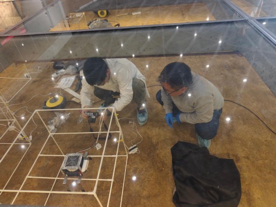 圖為文保工作者在良渚古城外圍水利系統的老虎嶺壩址進行燈光物理法防治苔蘚霉菌的試驗。杭州良渚古城遺址世界遺產監測管理中心供圖。